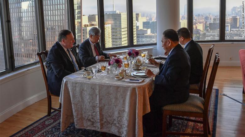 Una foto publicada en la cuenta oficial de Twitter de Pompeo mostró a los norcoreanos cenando una comida de "bistec, maíz y queso".