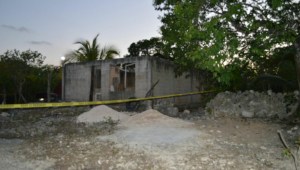 Casa de seguridad encontrada en Quintana Roo, México, con posible fosa común. (Crédito: Fiscalía General del Estado/Facebook)