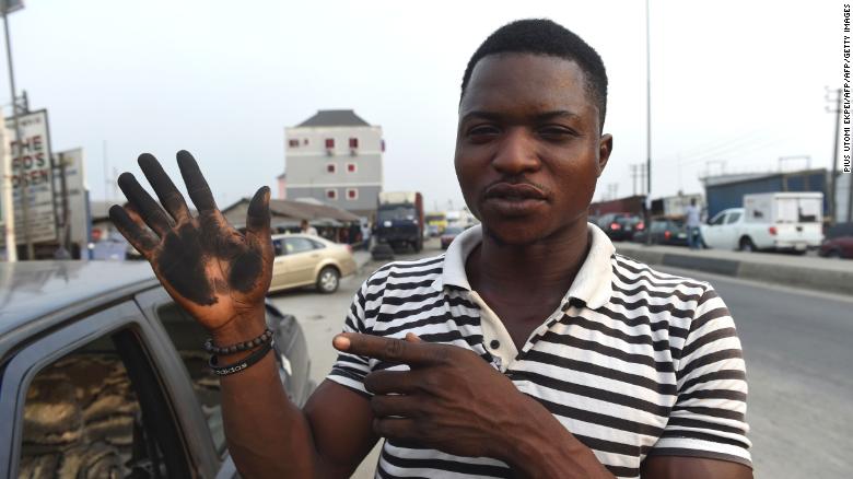 Los residentes de esta ciudad de Nigeria hacen fotos y las publican en redes sociales para mostrar su frustración.