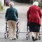 Imagen de archivo de dos señoras mayores paseando en Berlín, Alemania, en 2010. (Crédito: Sean Gallup/Getty Images)