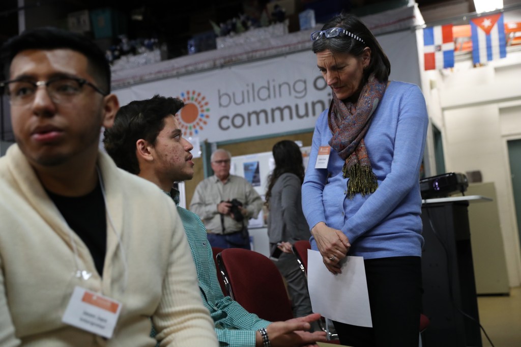 Inmigrantes asisten al taller DACA y TPS en un centro comunitario sin fines de lucro. (Crédito: John Moore/Getty Images)