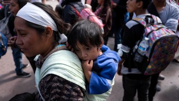 Una mujer y su hijo, migrantes que formaron parte de la caravana de migrantes de Centroamérica que llegó a Tijuana (México) para pedir asilo en Estados Unidos. (Crédito: GUILLERMO ARIAS/AFP/Getty Images)