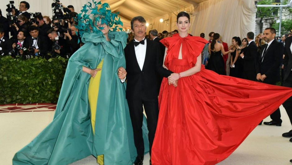 De izquierda a derecha: Frances McDormand, el director creativo de Valentino Pierpaolo Piccioli y la actriz Anne Hathaway