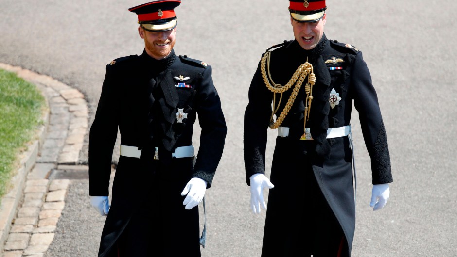 El príncipe Enrique, nuevo duque de Sussex, llega a su boda con Meghan Markle junto a su hermano y padrino, el príncipe Guillermo, duque de Cambridge. (Crédito: ODD ANDERSEN/AFP/Getty Images)