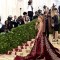 Blake Lively viste un vestido de Versace en la Gala Met en Nueva York el lunes 7 de mayo. El evento solo por invitación recauda dinero para el Instituto de vestuario del Museo Metropolitano de Arte.