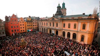 La gente se reúne fuera de la Academia Sueca en Estocolmo para mostrar su apoyo a la exsecretaria permanente Sara Danius el 19 de abril de 2018.