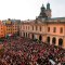La gente se reúne fuera de la Academia Sueca en Estocolmo para mostrar su apoyo a la exsecretaria permanente Sara Danius el 19 de abril de 2018.