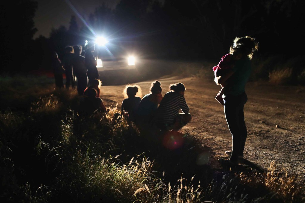 Agentes de la Patrulla Fronteriza detienen a un grupo de inmigrantes centroamericanos en la frontera de Estados Unidos y México cerca de McAllen, Texas. (Crédito: John Moore/Getty Images)