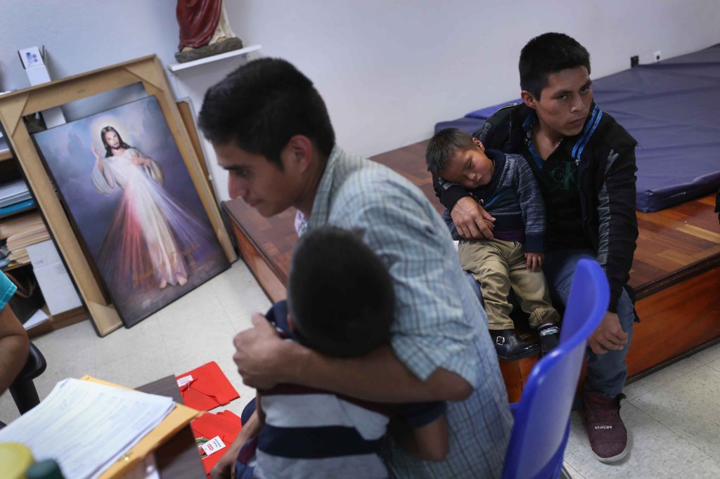 Algunos inmigrantes se refugian en un "centro de relevo" de ONG católicas después de ser liberados de la custodia. (Crédito: John Moore/Getty Images)