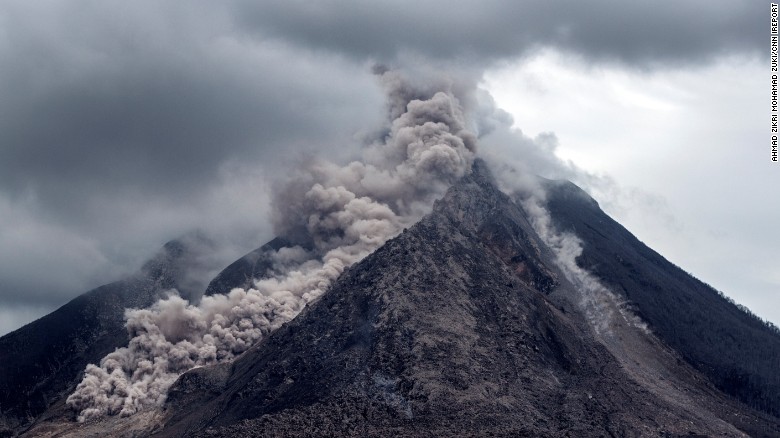 Ceniza espesa, fragmentos de roca y gases volcánicos se vierten desde el Monte Sinabung en Indonesia. La agencia gubernamental de gestión de desastres naturales elevó el nivel de alerta el 5 de junio de 2015.