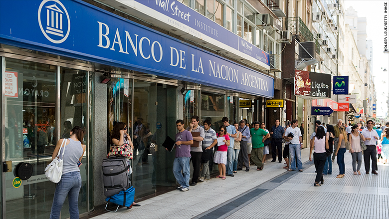 Colas para sacar dinero del Banco de la Nación en Argentina
