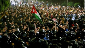 Enfrentamientos entre agentes de Policía y manifestantes en Jordania el 2 de junio de 2018. (Crédito: KHALIL MAZRAAWI/AFP/Getty Images)