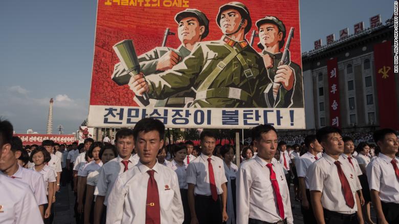 Un cartel de propaganda durante una manifestación en apoyo de la postura de Corea del Norte contra EE.UU., En la plaza Kim Il Sung en Pyongyang el 9 de agosto de 2017.