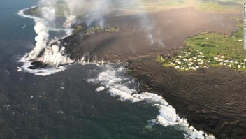 A partir de la mañana del 5 de junio, el frente de flujo de lava de la fisura 8 había llenado completamente la bahía de Kapoho.
