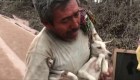 Hombre rescata a su perro del volcán de Fuego
