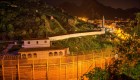 Inmigrantes intentan cruzar la valla entre España y Marruecos
