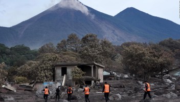 Siguen desaparecidas casi 200 personas por volcán de Fuego