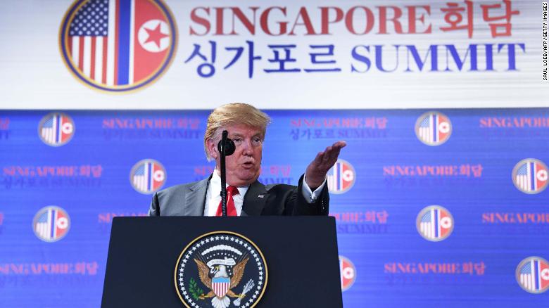 Donald Trump durante la rueda de prensa en Singapur posterior a su reunión con Kim Jong Un. (Crédito: SAUL LOEB/AFP/Getty Images)