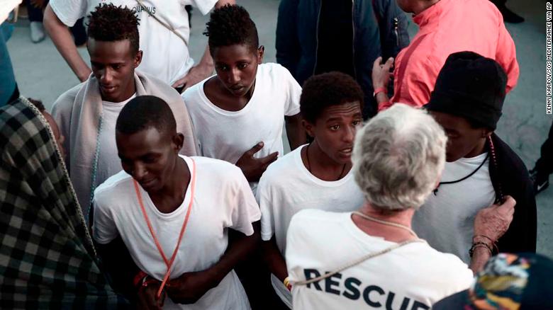 Entre los migrantes rescatados hay 123 menores no acompañados. (Crédito: Kenny Karpov/SOS Mediterranee via AP)