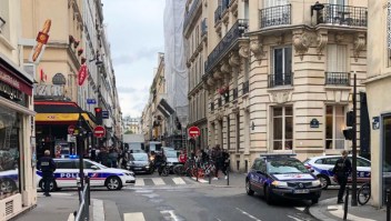 Testigos en las cercanías de París compartieron fotos y videos a medida que la situación se desarrollaba el martes.