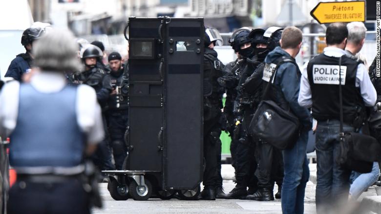Los oficiales de la Brigada de Investigación e Intervención preparan un escudo cerca de la escena el martes en París.