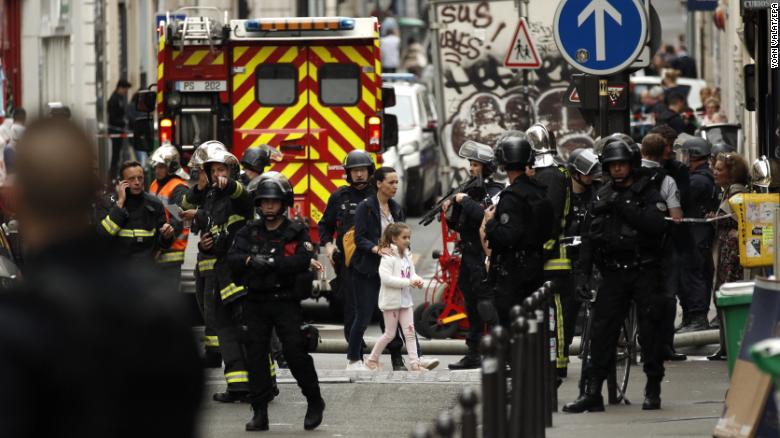 Una mujer y una niña son evacuadas por la policía el martes durante una situación de rehenes en París. (Crédito: EPA/YOAN VALAT)