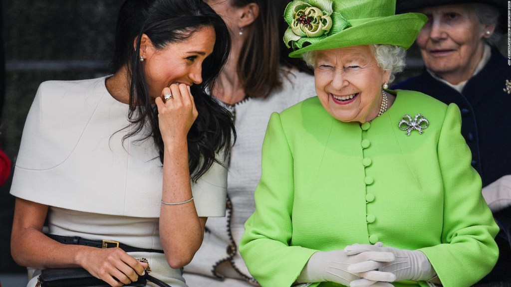 Meghan Markle inicia gira pública con la reina Isabel II
