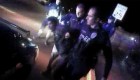 Video muestra a policías golpeando a un sospechoso