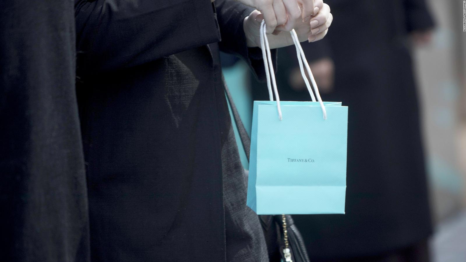 Louis Vuitton quiere comprar Tiffany & Co - CNN Video