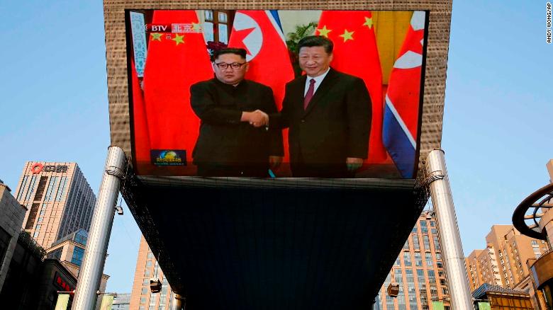 Imagen del encuentro entre Kim Jong Un y el presidente de China, Xi Jinping. (Crédito: AP Photo/Andy Wong)