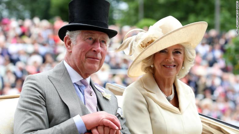 El príncipe Carlos, príncipe de Gales, y Camilla, duquesa de Cornwall, iban en el segundo coche de caballos en la procesión real.