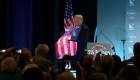 Los abrazos de Trump a la bandera de EE. UU. son virales