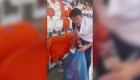 Aficionados limpian el estadio en Rusia tras partido