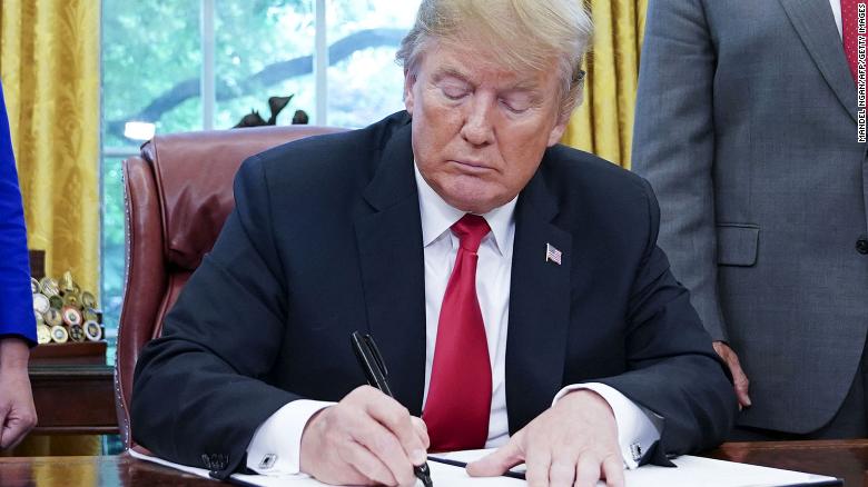 Trump firma un decreto.