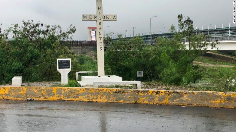Una cruz en el Río Grande en Reynosa, México, es un monumento a los inmigrantes que murieron cruzando la frontera.