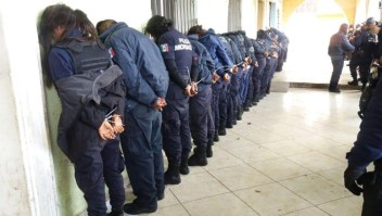 La policía estatal de Michoacán en México dijo que detuvo a la policía municipal de la ciudad de Ocampo el domingo.