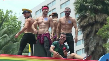 La Marcha Del Orgullo Y El Festejo Por Triunfo De La Seleccion Mexicana Conviven En Mexico Video Cnn