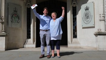 Charles Keidan y Rebecca Steinfeld celebrando a las puertas del juzgado. (Crédito: Rob Pinney/London News Pictures via ZUMA Wire)