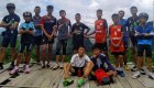 El equipo de fútbol desaparecido en una cueva en Tailandia, en la foto con su entrenador.