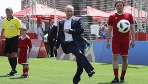 Putin en el parque del fútbol instalado en la Plaza Roja de Moscú durante el Mundial.