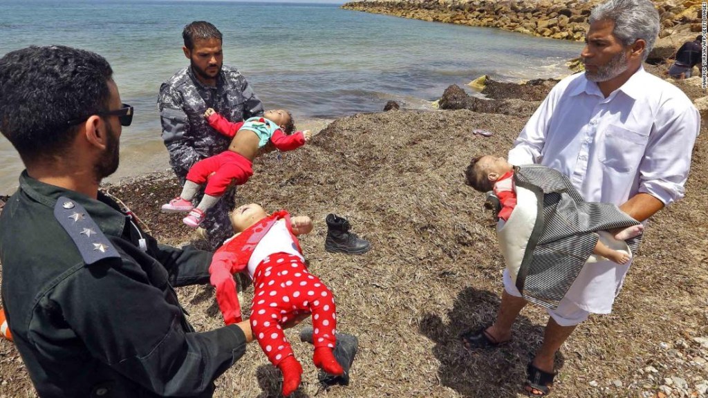 Los tres bebés estaban entre decenas de personas en un bote de goma. (Crédito: MAHMUD TURKIA/AFP/Getty Images)