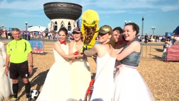 Un grupo de novias contrae la fiebre del Mundial