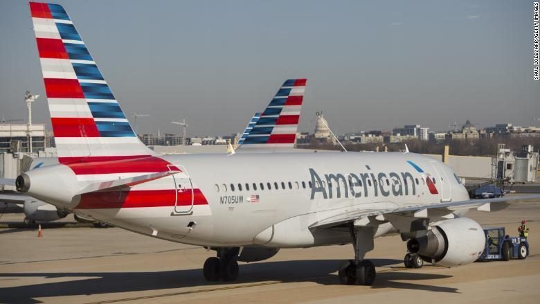 Avión de American, una de las aerolíneas cuyo gerente ha dado a entender que los precios de los boletos aéreos subirán pronto.