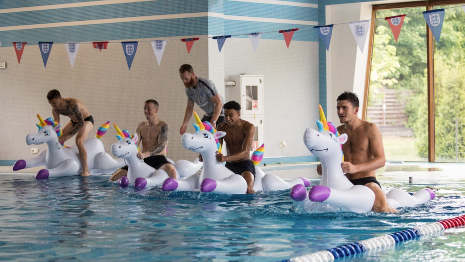 Los jugadores de Inglaterra, preparados para una carrera con flotadores de unicornio en Rusia 2018. (Crédito: Jesse Lingard/Twitter)