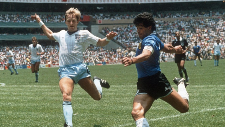 La Copa Mundial de 1986 se celebró en México y la ganó Argentina tras un partido contra la República Federal de Alemania. En la imagen, Diego Armando Maradona, de Argentina, en un encuentro contra Inglaterra. (Crédito: STAFF/AFP/Getty Images)