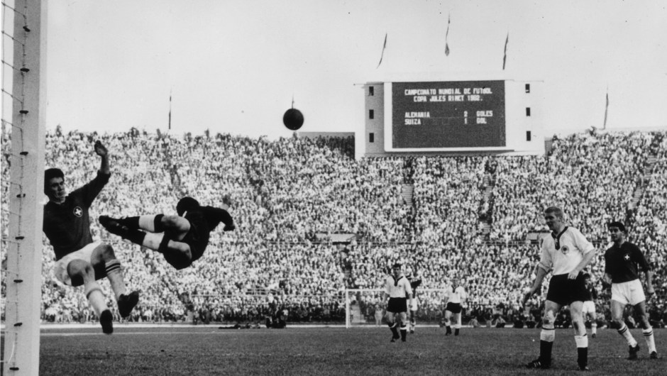 Chile fue la sede del Mundial de 1962, que también lo ganó Brasil. En la imagen, partido de la primera ronda entre Suiza y Alemania. (Crédito: Keystone/Getty Images)