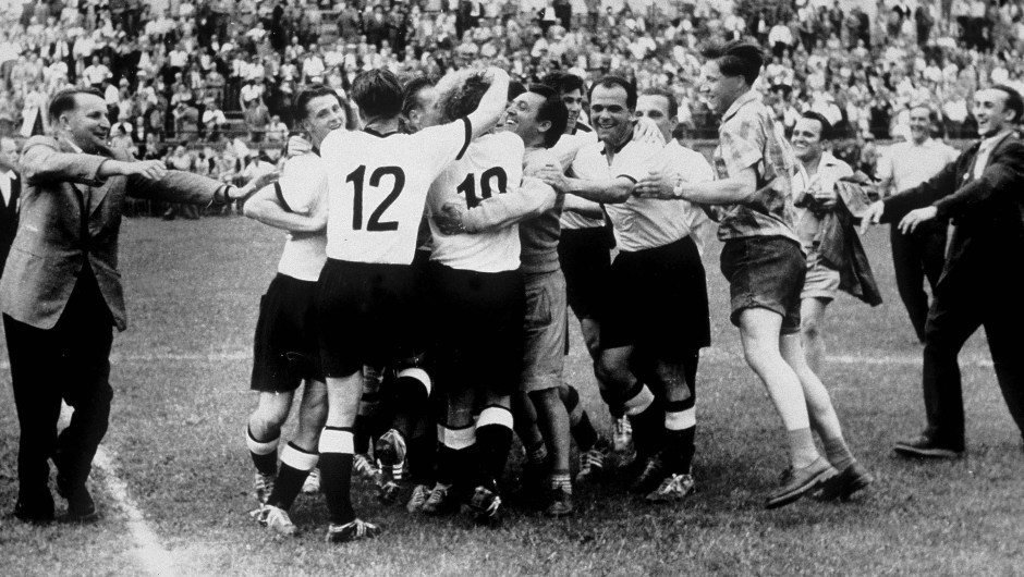Suiza fue el siguiente destino de la siguiente cita de la Copa del Mundo de Fútbol en 1954. En esa ocasión, el trofeo se lo llevó la República Federal de Alemania. (Crédito: Bongarts/Getty Images)