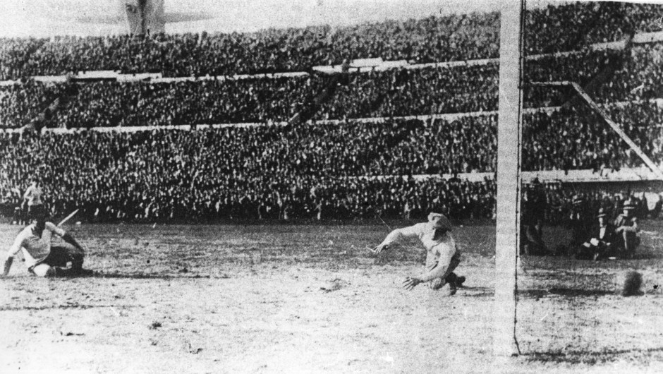 La primera Copa Mundial de Fútbol fue en Uruguay en 1930 y la ganó el Anfitrión. En la imagen, gol de Uruguay en la final contra Argentina en Montevideo el 30 de julio de 1930. (Crédito: Allsport/Hulton/Getty).