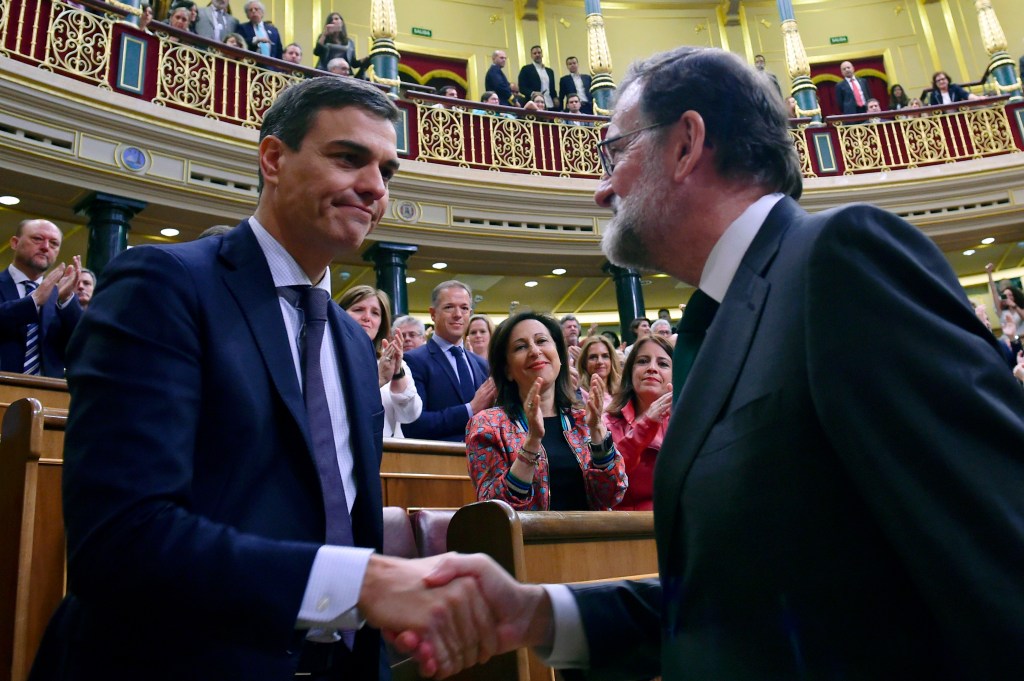 Mariano Rajoy, ya expresidente del Gobierno de España, da la mano a Pedro Sánchez, recién elegido jefe del Ejecutivo tras ganar una moción de censura el 1 de junio de 2018. (Crédito: PIERRE-PHILIPPE MARCOU/AFP/Getty Images)