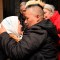 Sasha Sacayán, hermano de Dniana Sacayán, abraza a Nora Cortinas, cofundadora de Madres de la Plaza de Mayo, al conocer la sentencia a cadena perpetua para el asesino de su hermana. (Crédito: LAURA CANO/AFP/Getty Images)